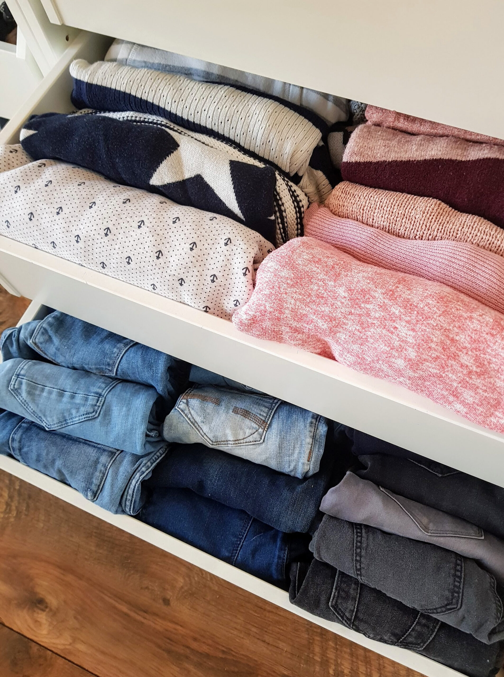 Die Konmari-Methode: Den Kleiderschrank Aufräumen - Gabelschereblog regarding Kleiderschrank Platzsparend Einräumen
