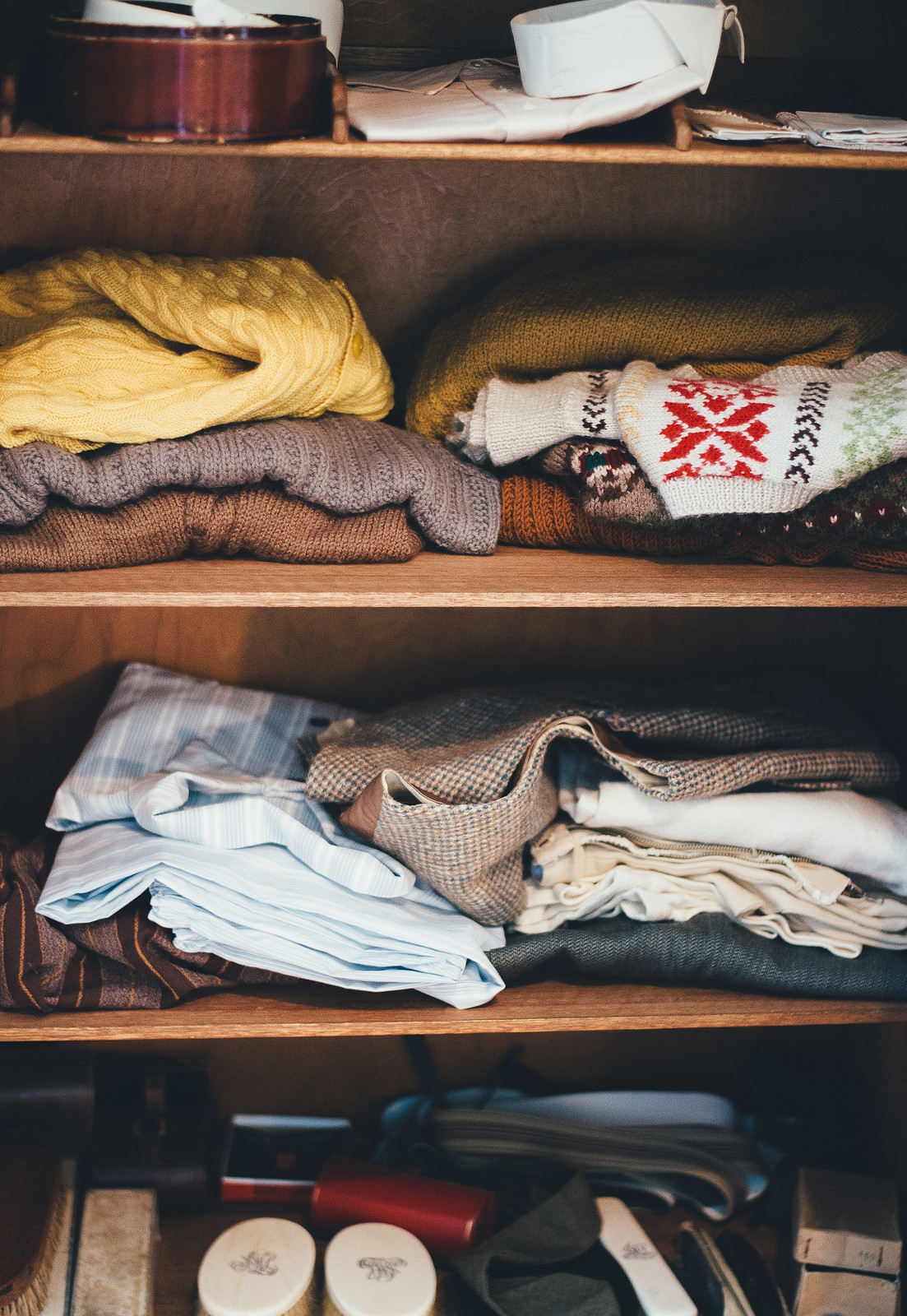 Kleiderschrank Richtig Aufräumen | Günstigeinrichten inside Kleiderschrank Platzsparend Einräumen